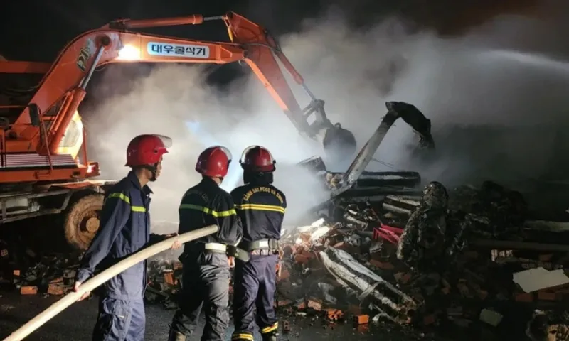 Cháy 2.000m2 nhà xưởng tại Khu công nghiệp Nam Tân Uyên