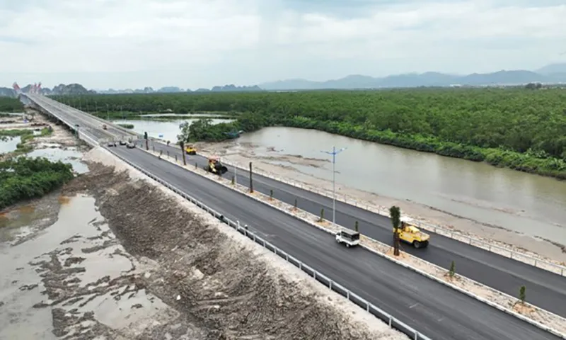 Đường dẫn cầu Bến Rừng bên Quảng Ninh có chiều dài 2,2km, thiết kế 6 làn xe