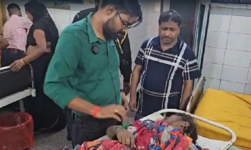 Nhân viên y tế kiểm tra người bị thương trong vụ giẫm đạp ở Hathras, bang Uttar Pradesh, Ấn Độ ngày 27   India Today