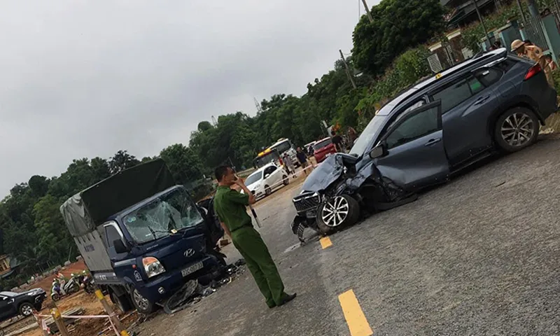 Hiện trường vụ tai nạn ô tô con va chạm với xe tải, người dân phải phá cửa cứu tài xế