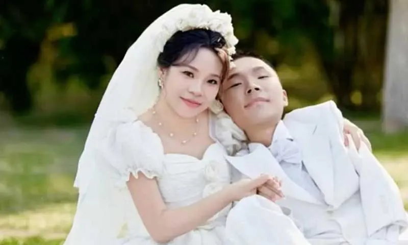 Cặp đôi hạnh phúc đã tổ chức một lễ cưới với 80 bàn tiệc - Ảnh: Weibo