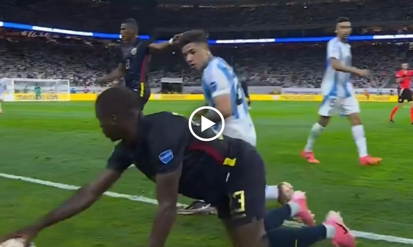 VIDEO: Enzo nổi nóng lườm nguýt Caicedo, lép vế khi đối đầu đồng đội Chelsea