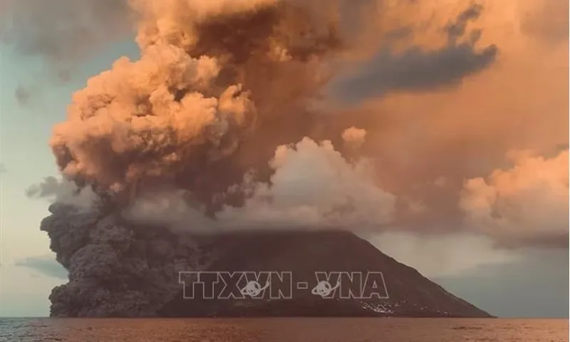 Italy: Hai núi lửa cùng phun trào, chính quyền nâng mức cảnh báo cho đảo Sicily