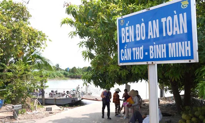 Bến phà bên phía Cần Thơ