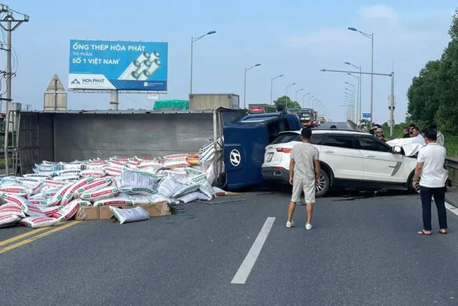 Hiện trường vụ va chạm giữa xe tải với ôtô con trên cao tốc Nội Bài - Lào Cai - Ảnh: người dân cung cấp