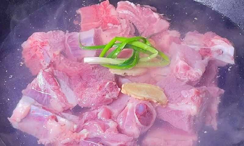 Lý do sườn heo sau khi chần qua nước sôi vẫn còn mùi hôi