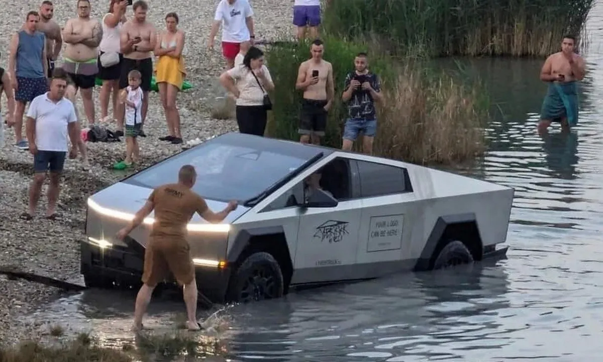Tesla Cybertruck sa lầy, người dùng nhớ về phát biểu của Elon Musk