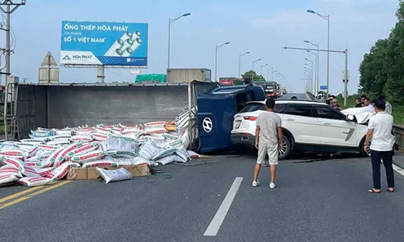 Va chạm với ô tô con, xe tải lật ngang trên cao tốc Nội Bài - Lào Cai