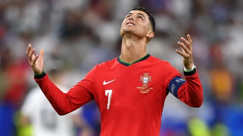 ronaldo-cung-tuyen-bo-dao-nha-chia-tay-euro-2024-sau-that-bai-tren-cham-luan-luu-truoc-phap 12