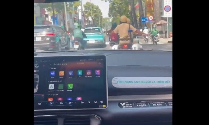 CSGT mở đường giúp xe chở bé sơ sinh nguy kịch kịp cấp cứu