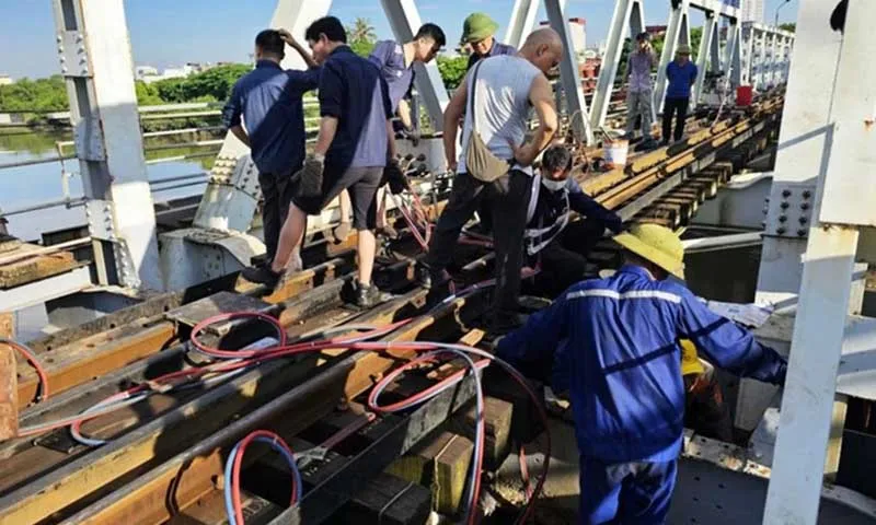 Đã khắc phục sự cố sà lan tông lệch đường ray cầu Quay