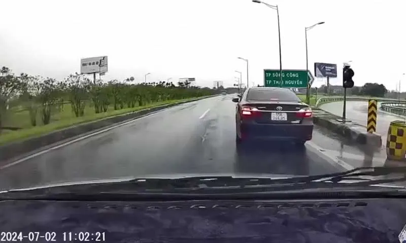 Ô tô con lại lùi xe trên cao tốc, còn chửi bới người khác