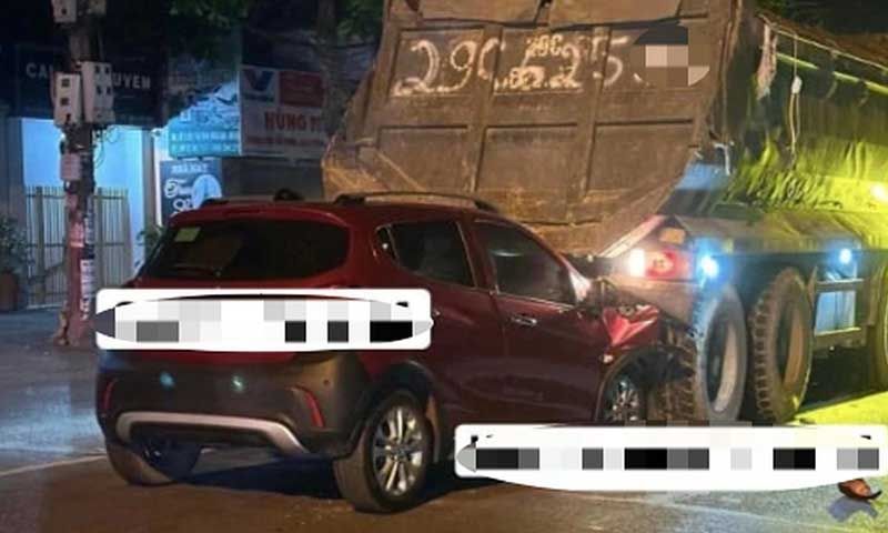 Ô tô con lao vào đuôi xe tải, 2 người tử vong