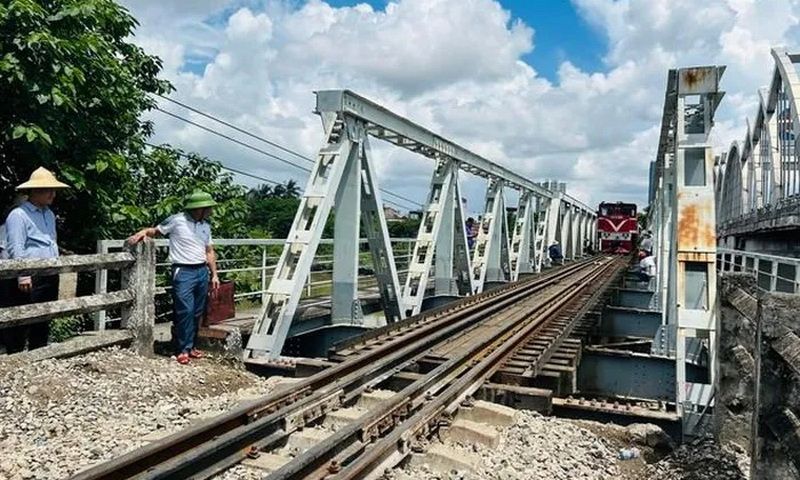 Ngành đường sắt đề nghị tăng cường biện pháp bảo vệ cầu Tam Bạc