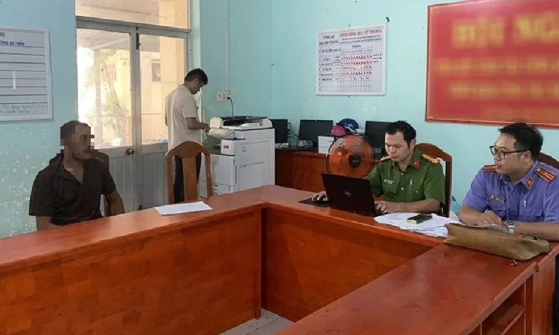 Tạm giữ cha dượng xâm hại tình dục bé gái 10 tuổi