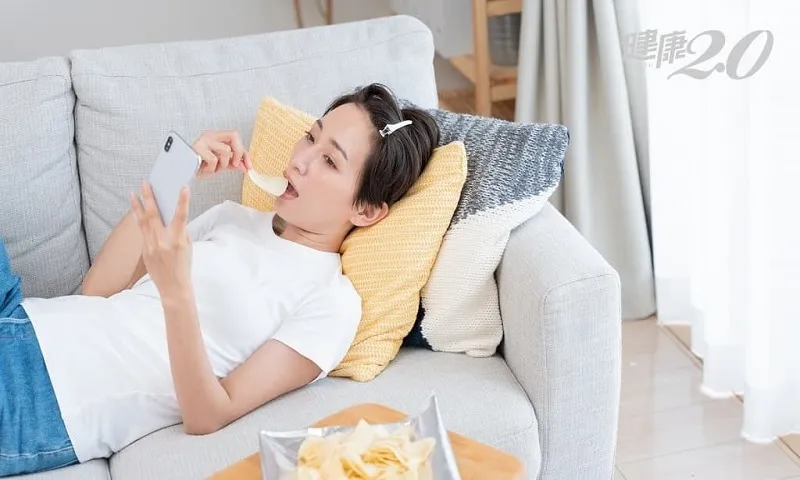 Ngồi sofa có thể gây thoát vị đĩa đệm?