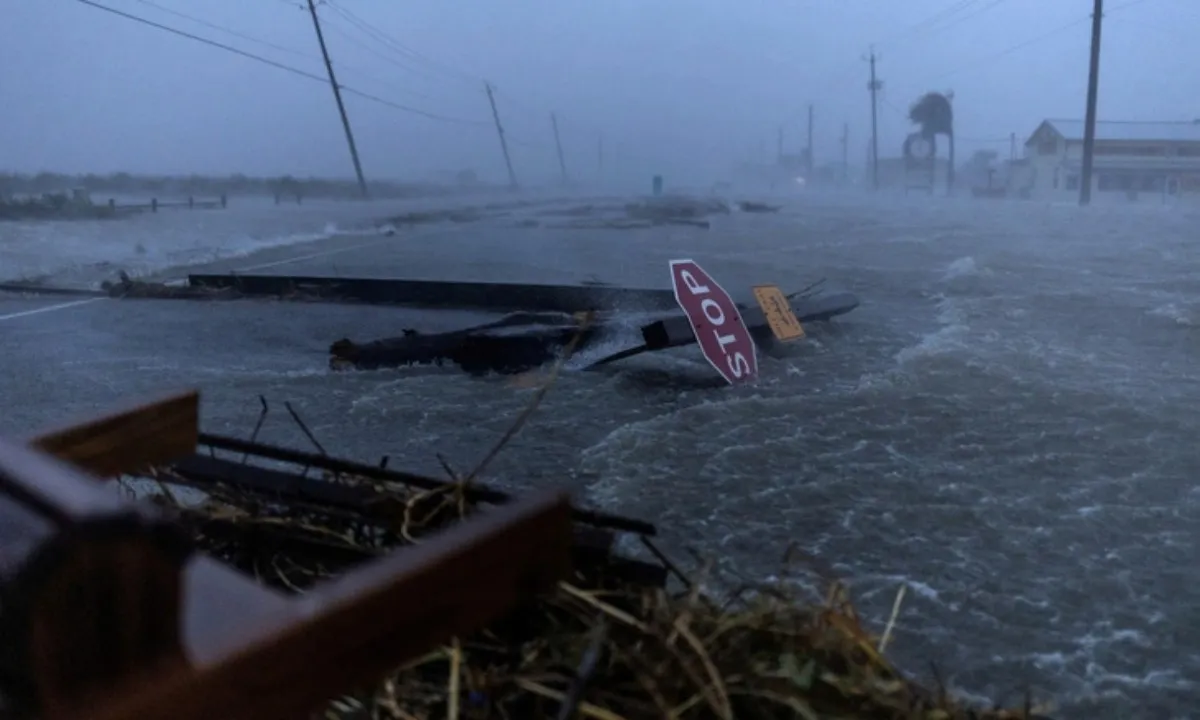 Bão Beryl càn quét bang Texas, gây sóng và gió mạnh nguy hiểm