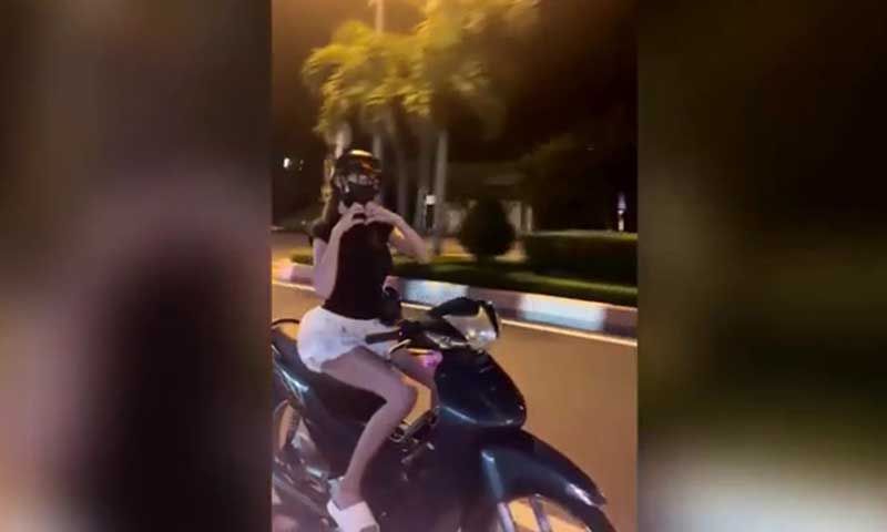 Xác minh clip cô gái đi xe biển số Đồng Tháp buông hai tay lái xe 