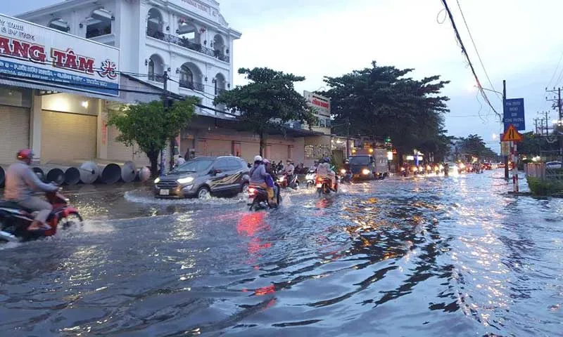 Đường phố ở Cần Thơ ngập nặng sau mưa lớn