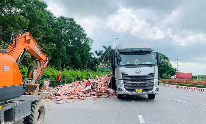 Gạch rơi đầy đường vì conainer bị bung chốt cửa
