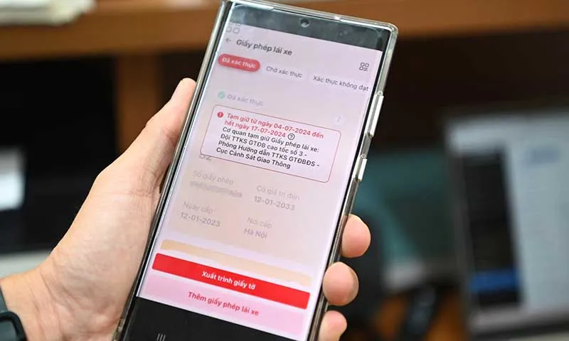 Khi bị tạm giữ GPLX thông tin sẽ hiển thị trên ứng dụng - Ảnh: báo Giao thông