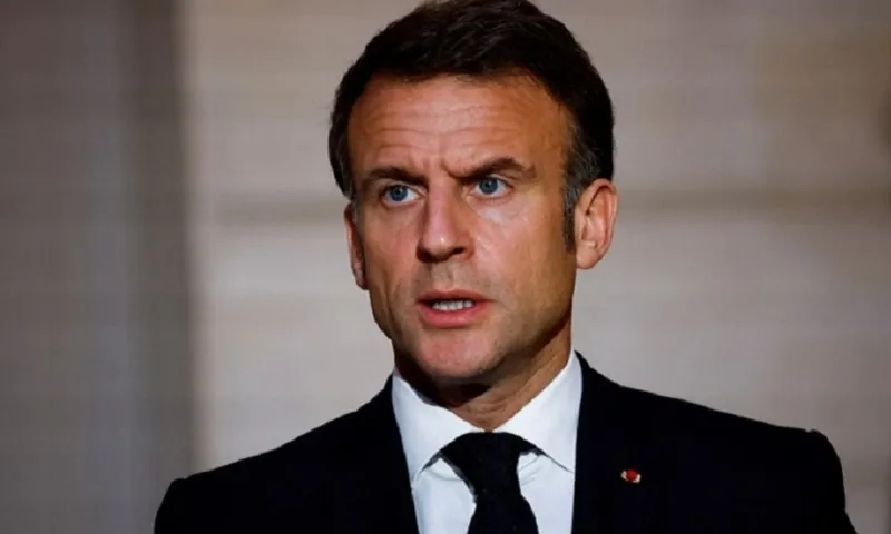 Tổng thống Emmanuel Macron tại Paris  424  Re