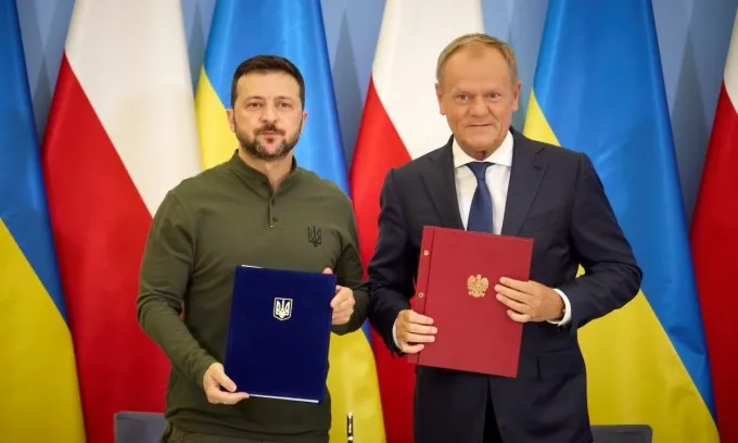 Tổng thống Zelensky (trái) và Thủ tướng Tusk tại lễ ký thỏa thuận an ninh ở Warsaw hôm 87   Văn phòng Tổng thống Ukraine