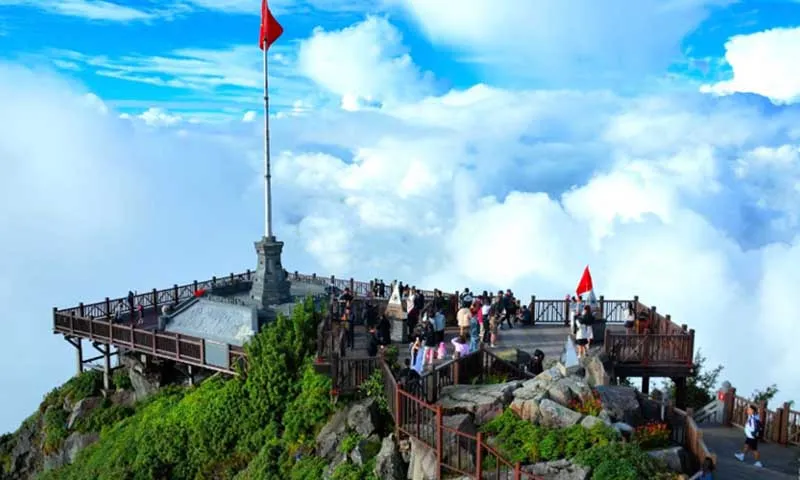 Từ 1/1/2025 khi lên đỉnh fansipan du khách phải trả phí