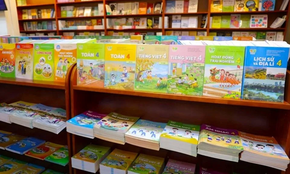 Nhà xuất bản Giáo dục tặng hơn 120.000 bộ sách giáo khoa cho các trường vùng sâu, vùng xa