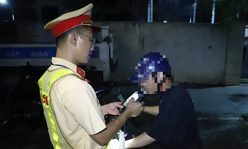 Kiểm tra nồng độ cồn tại quận Cầu Giấy Hà Nội sau trận chung kết Euro 2024