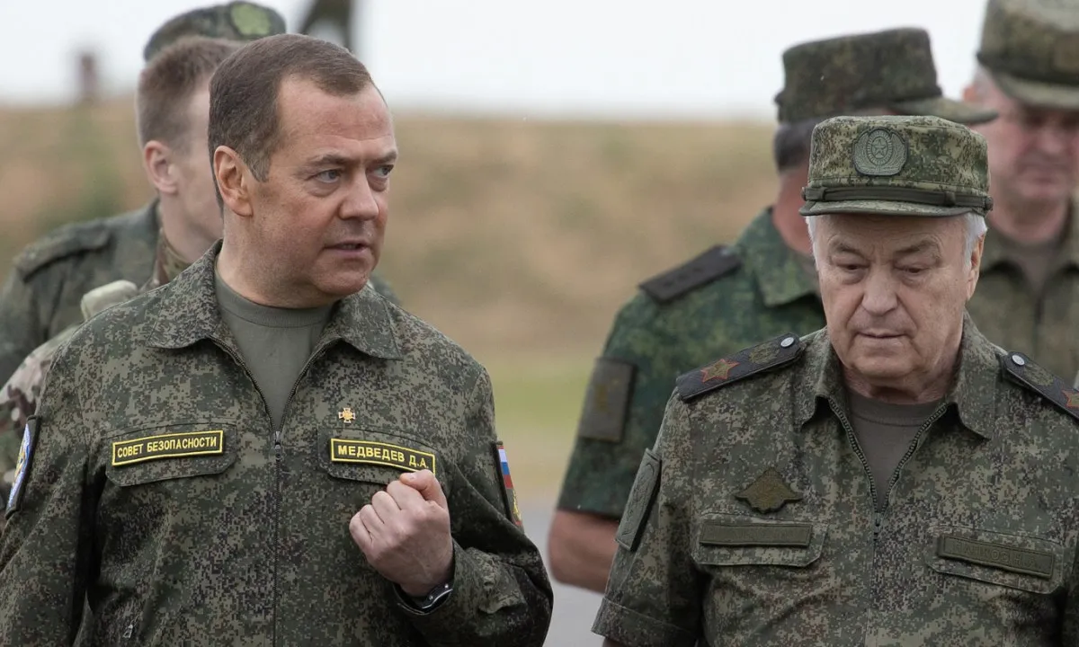 Ông Medvedev dọa khiến NATO và Ukraine “biến mất”