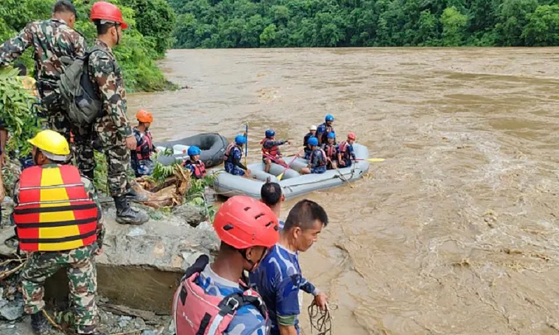 Lực lượng cứu hộ Nepal tìm kiếm hai chiếc xe khách bị lở đất cuốn xuống sông Trishuli, ngày 127 AP