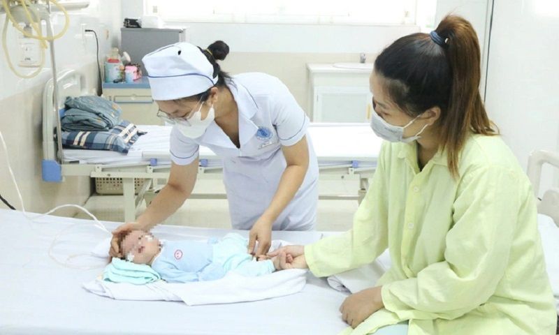 Biểu dương nữ điều dưỡng cứu cháu bé 7 ngày tuổi bị sặc sữa