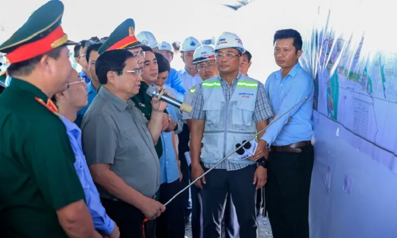 Thủ tướng Phạm Minh Chính kiểm tra trên công trường dự án cao tốc Cần Thơ-Cà Mau thuộc dự án cao tốc Bắc-Nam phía đông - Ảnh VGP