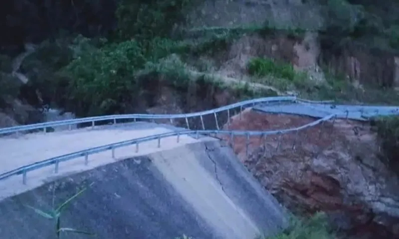 Hà Giang: Trận mưa lũ sáng nay cuốn trôi một đoạn quốc lộ 4D