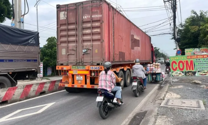 Đường Nguyễn Văn Bứa rất đông xe tải, xe container thường xuyên gây tai nạn giao thông nghiêm trọng