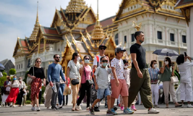 Khách quốc tế đến thăm Hoàng Cung Thái Lan, một điểm du lịch hút khách tại Bangkok  Re