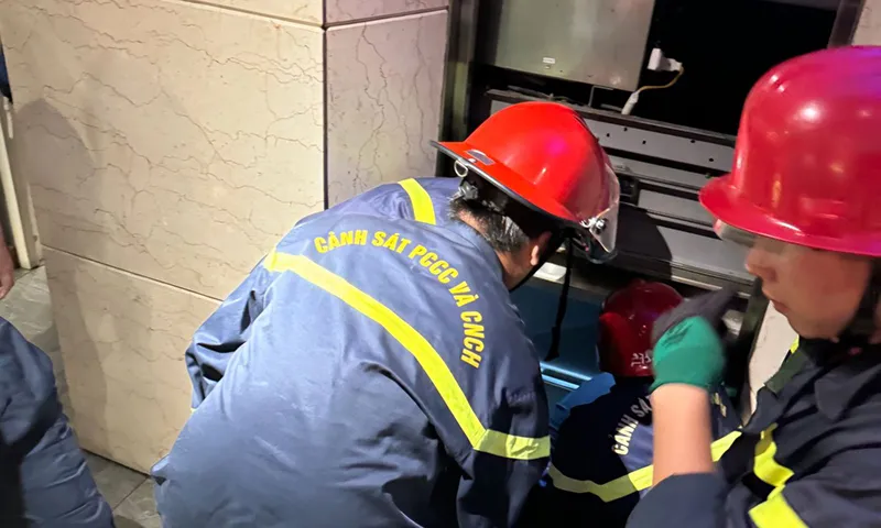 TPHCM: Đêm khuya, giải cứu 9 người kẹt trong thang máy ở quận 5