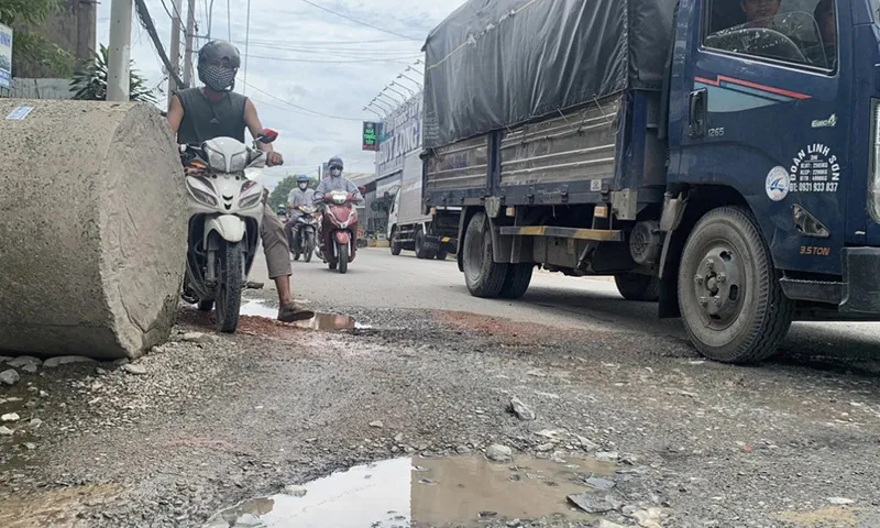 Người dân TPHCM chật vật với những tuyến đường xuống cấp, chi chít ‘ổ gà’