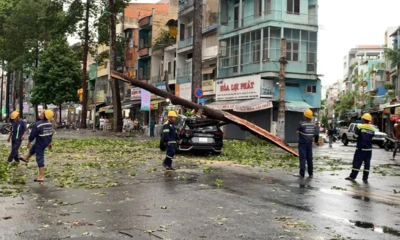 Nóc ô tô bị sập, rất may người bên trong xe vẫn an toàn