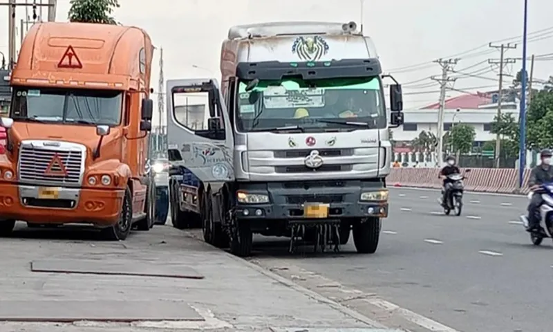 Xe container đậu tràn lan trên vỉa hè để sửa, đợi hết giờ cấm