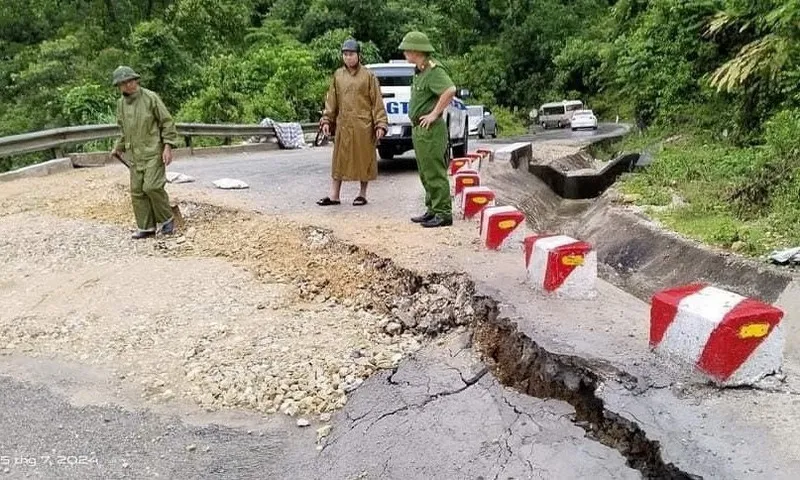 Mưa lũ gây sạt lở, tạm cấm xe tải trọng lớn qua QL16 đoạn dốc Chuối (Nghệ An)