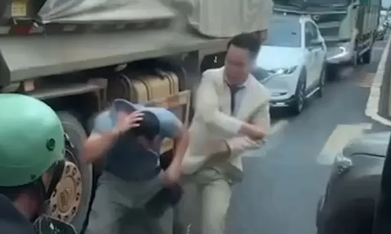 Vụ ẩu đả do xe rước dâu va chạm xe tải, công an mời chú rể lên làm việc