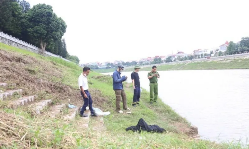 Tìm thấy thi thể người đàn ông nhảy cầu Đông Kinh