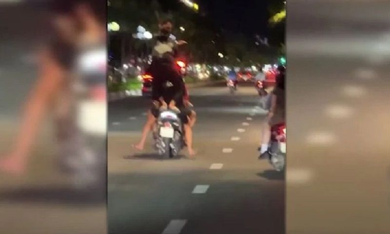 Người dân quay clip 4 thanh niên đu đưa trên xe máy, công an xử phạt ngay