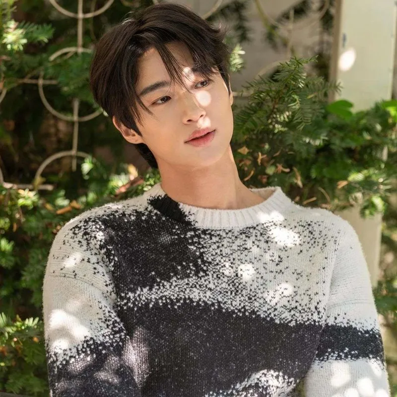 byeon woo seok gay tranh cai vi bao ve qua muc o san bay20240716-221524-019