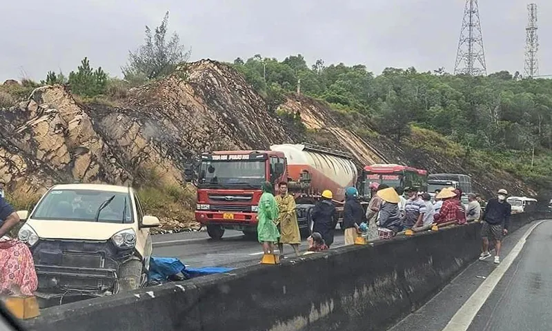 Đi bộ trên đèo Lý Hòa, người đàn ông bị ô tô đụng tử vong