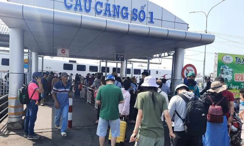 Khách ở đảo Nam Du đã về đất liền