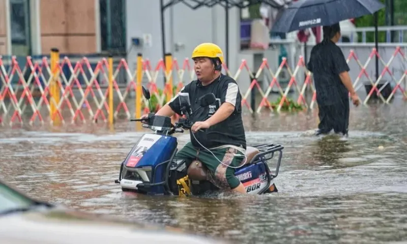 Trung Quốc nâng mức ứng phó khẩn cấp với mưa lớn