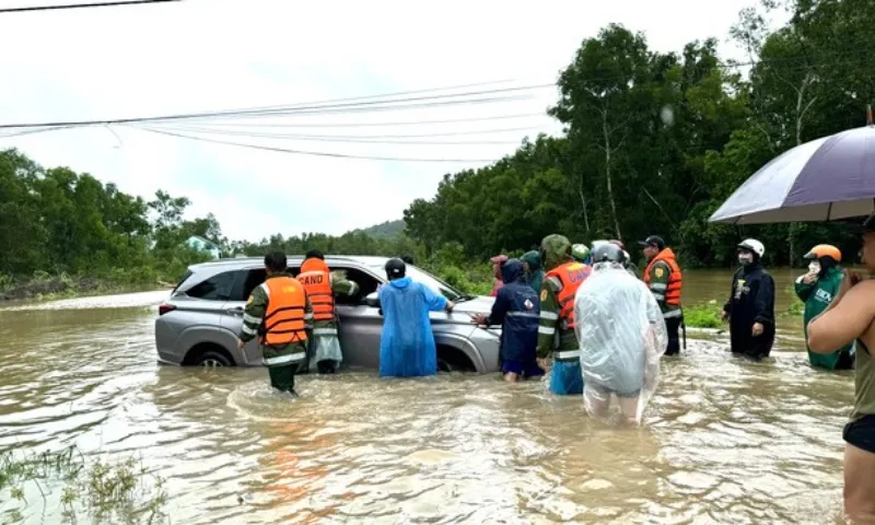 Sau 3 ngày mắc kẹt trên đảo Nam Du, hơn 700 du khách trở về đất liền 